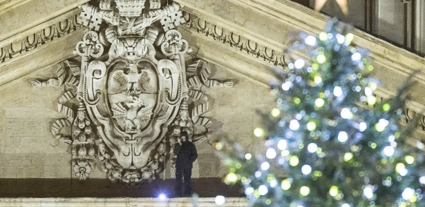 O empresário subiu no topo da basílica de São Pedro, no Vaticano, em protesto contra lei - Angelo Carconi/EFE