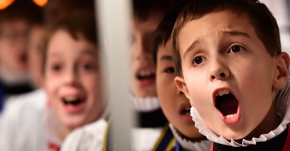22.dez.2014 - Crianças do coro da Catedral St. Paul, em Londres, entoam canções de Natal durante apresentação tradicional na Inglaterra