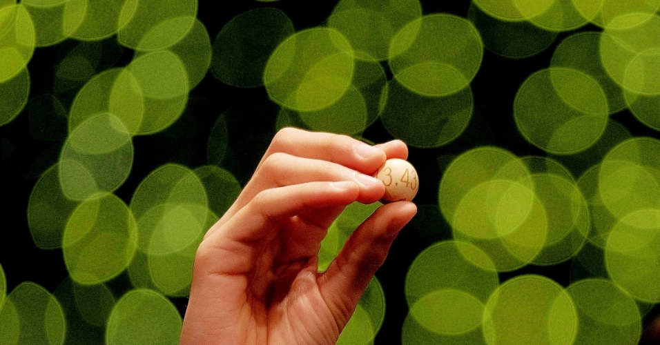22.dez.2104 - Funcionário mostra bola com o número 43, durante o sorteio da loteria de natal chamada "El Gordo", em Madri, na Espanha