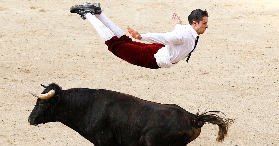 22.dez.2014 - Toureiro salta por cima de touro, durante apresentação, em Cali, na Colômbia