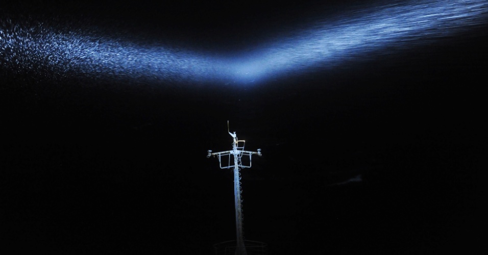 23.dez.2014 - Mastro de navio que conduz cientistas para expedição no continente é iluminado e aparece entre a nevasca no oceano Antártico