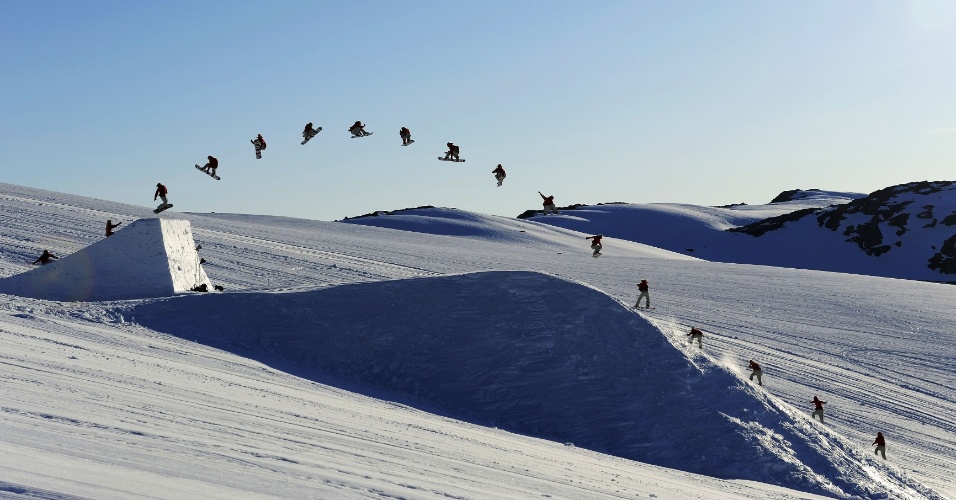 23.dez.2014 - Foto com múltipla exposição mostra esportista paraticando snowboard, em Folgefonna, na Noruega