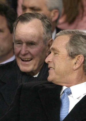Bush pai (atrás) ao lado de Bush filho em foto de janeiro de 2005 - Stan Honda/AFP