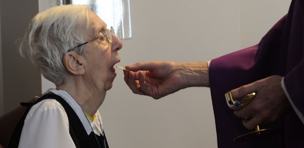 Irmã Mary recebe hóstia sem glúten feita pelas Irmãs Beneditinas da Adoração Perpétua em Clyde - Dave Kaup/Reuters