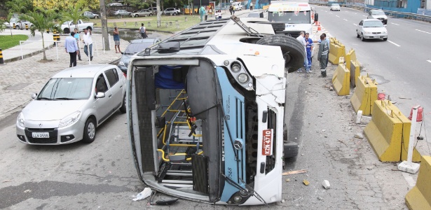 Ônibus vira após o motorista perder o controle; sezoito pessoas ficaram feridas - Osvaldo Praddo/Agência O Dia/Estadão Conteúdo