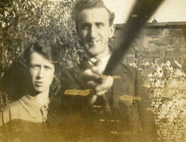 Selfie tirada com bastão em 1926 pelo britânico Arnold Hogg - Reprodução/Daily Mail/Alan Cleaver