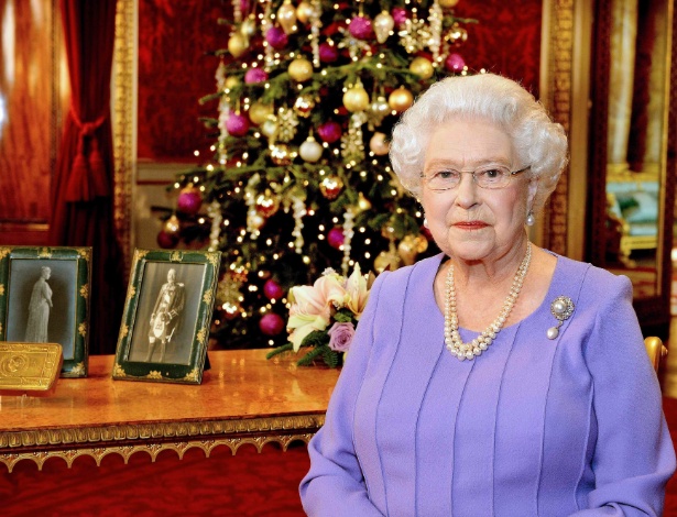 A rainha Elizabeth 2ª do Reino Unido posa no Palácio de Buckingham, após gravar a tradicional mensagem de Natal que é televisionada no dia 25 de dezembro. A mensagem é transmitida para todos os países membros do Commonwealth. A foto foi feita no dia 10 de dezembro, quando a mensagem foi gravada - John Stillwell/Reuters