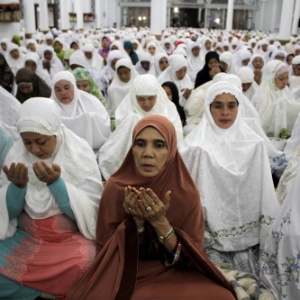 Mulheres muçulmanas participam de oração coletiva em Banda Aceh, Indonésia, em lembrança dos dez anos do tsunami - Junaidi/Xinhua