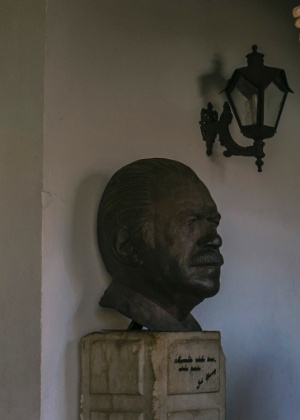 Busto de José Sarney é exibido na entrada de uma mostra --financiada pelo governo do Maranhão-- sobre a vida do ex-presidente - Mauricio Lima/The New York Times