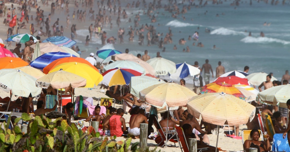 26.dez.2014 - Cariocas e turistas lotam a praia do Recreio dos Bandeirantes, na zona oeste do Rio de Janeiro, na tarde desta sexta-feira (26) de sol e calor