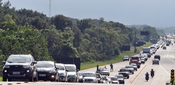 Trânsito carregado na rodovia Rio-Santos, altura da Riviera de São Lourenço, em Bertioga (SP), na tarde de hoje - Márcio Fernandes/Estadão Conteúdo