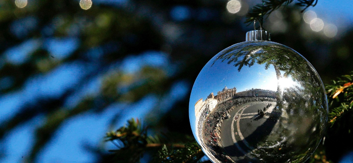 A praça São Pedro com sua imagem refletida em uma bola de decoração de Natal, no Vaticano, em 2014 - Alessandro Bianchi/Reuters