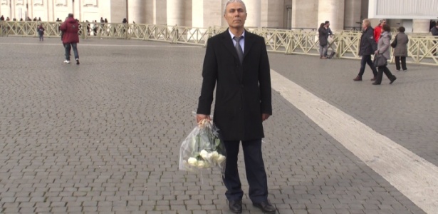O turco Mehmet Ali Agca segura o buquê de flores na Praça de São Pedro, no Vaticano, onde tentou assassinar o papa João Paulo II em 1981