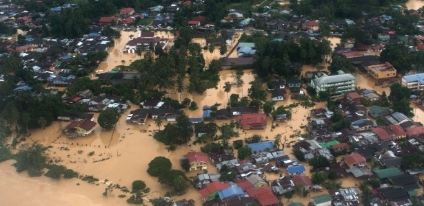 Foto aérea mostra área alagada em Pengkalan Chepa, na Malásia - Mohd Rasfan/AFP