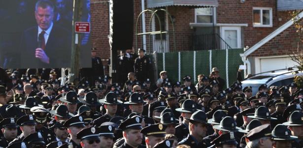 Policiais viram de costas para um telão que mostrava o prefeito de Nova York, Bill de Blasio, durante o funeral do policial Rafael Ramos, assassinado há uma semana - Shannon Stapleton/Reuters