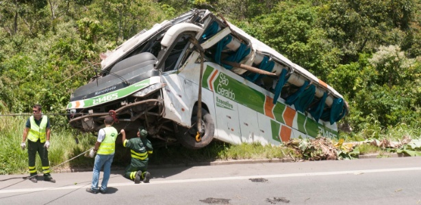 Ônibus capotou na madrugada deste sábado (27) matando pelo menos oito pessoas - Bruno Herculano/ Futura Press/ Estadão Conteúdo