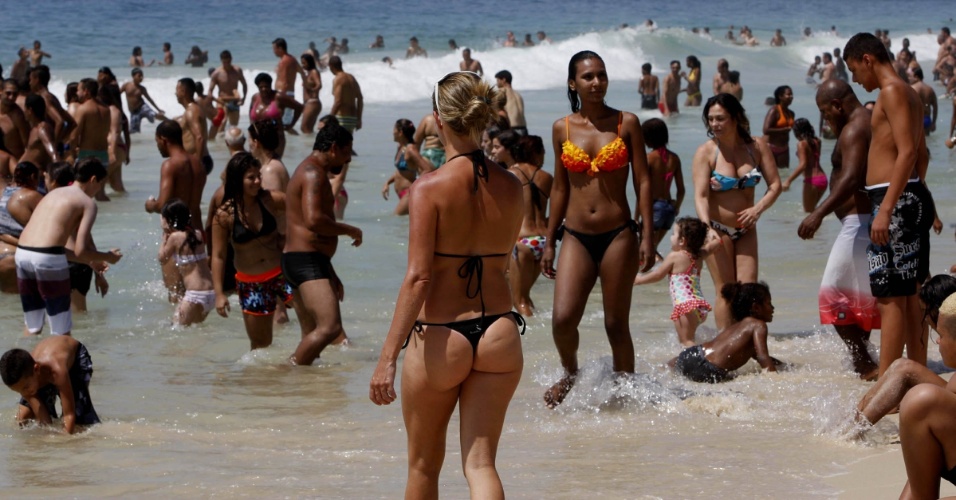 28.dez.2014 - Banhistas lotam praia de Copacabana, na zona sul do Rio de Janeiro, no último domingo do ano (28). A temperatura máxima prevista é de 32ºC