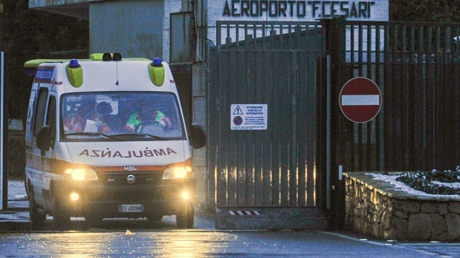 28.dez.2014 - Uma ambulância com vários passageiros feridos da balsa "Norman Atlantic" deixa o aeroporto militar Fortunato Cesari em Otranto, no sul da Itália