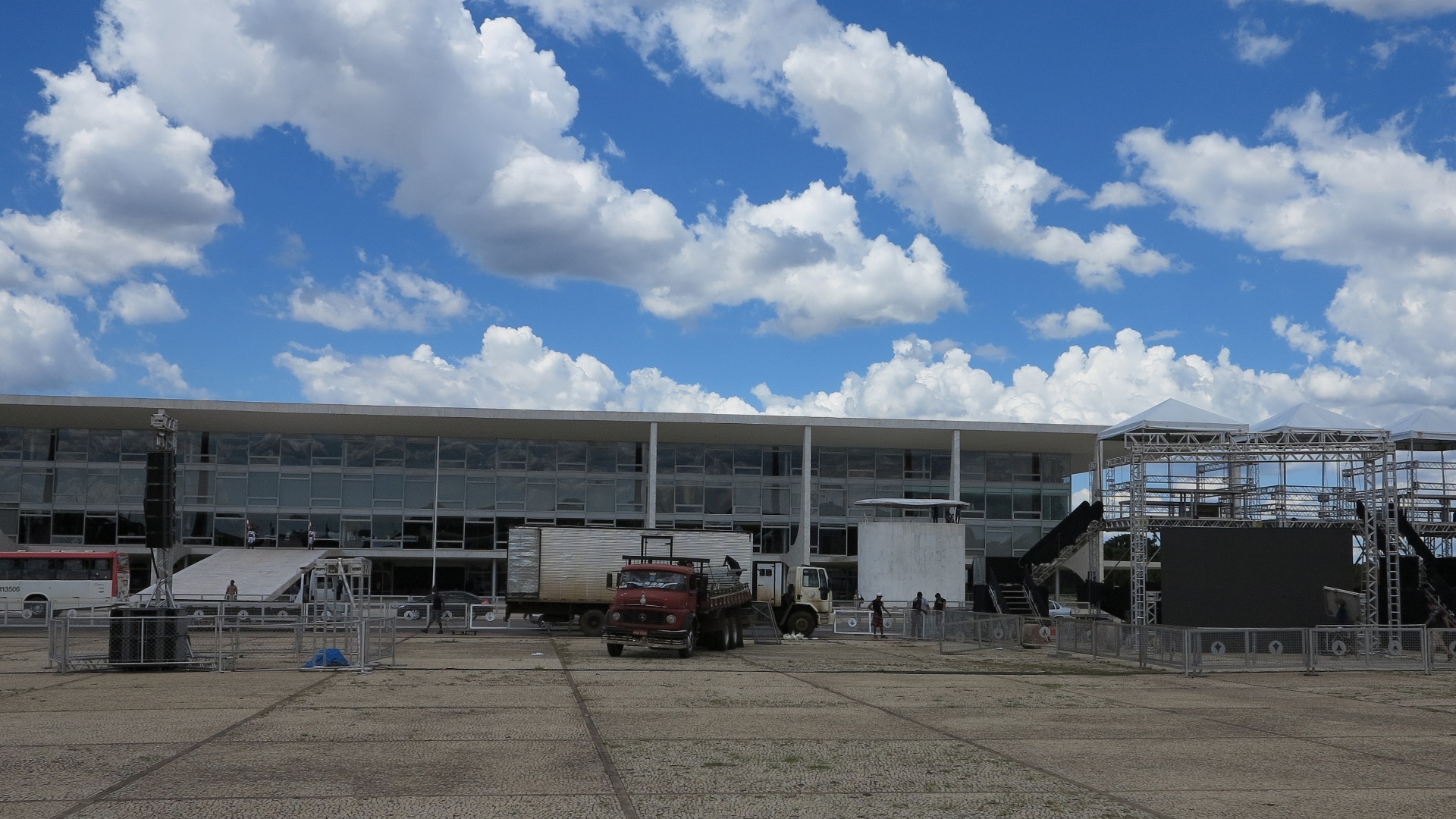 29.dez.2014 - A Praça dos Três Poderes, em Brasília, recebe arquibancadas para a cerimônia de posse do segundo mandato da presidente Dilma Rousseff - Kleyton Amorim/UOL