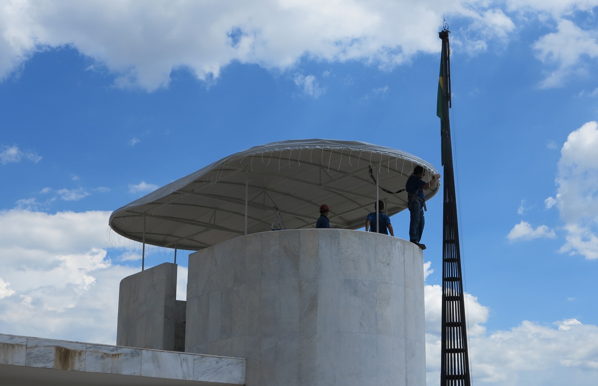 29.dez.2014 - Parlatório onde a presidente Dilma Rousseff discursará em sua cerimônia de posse é coberto em meio aos preparativos para o evento - Kleyton Amorim/UOL