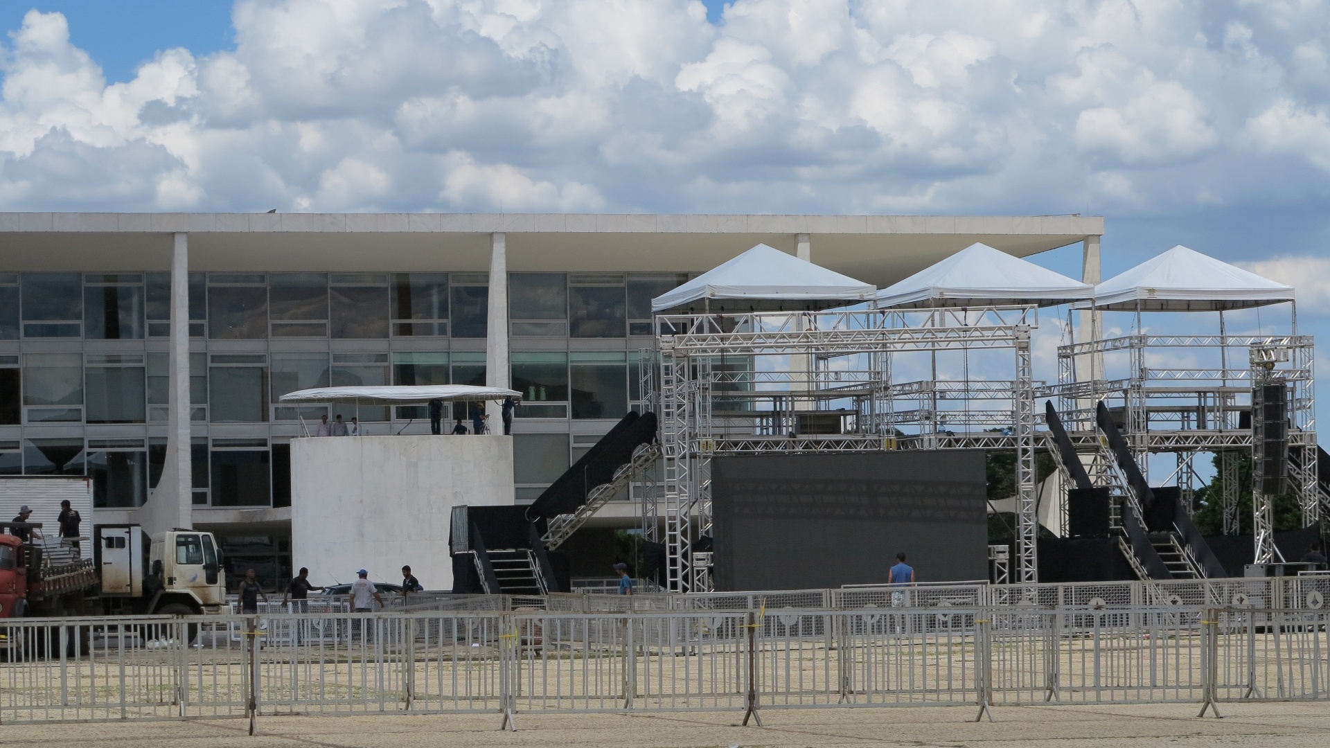 29.dez.2014 - Parlatório onde a presidente Dilma Rousseff discursará em sua cerimônia de posse é coberto em meio aos preparativos para o evento - Kleyton Amorim/UOL