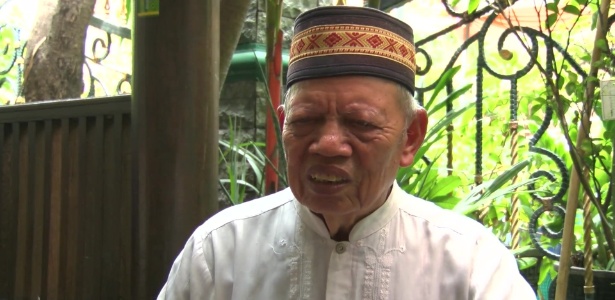 Suwarto, pai do piloto do avião da AirAsia que desapareceu entre a Indonésia e Cingapura - BBC