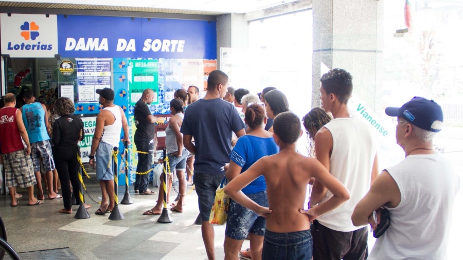 31.dez.2014 - Casa lotérica no centro de Nova Iguaçu, no Rio, tem fila de apostadores na manhã desta quarta-feira (31). A Mega-Sena da Virada sorteia hoje o prêmio de R$ 240 milhões. As apostas podem ser feitas até as 14h em todas as casas lotéricas do país