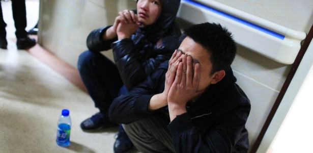 Amigo de vítima de corre-corre durante Ano-Novo em Xangai chora; ao menos 35 morreram e 42 ficaram feridos no incidente - Aly Song/Reuters
