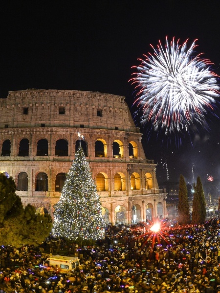 Celebração de Ano Novo diante do Coliseu de Roma, na Itália, em imagem de 2014 - Andreas Solaro/AFP