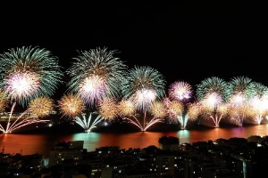 1º.jan.2015 - Tradicional queima de fogos na praia de Copacabana, na festa de Réveillon. - Marcelo de Jesus/UOL