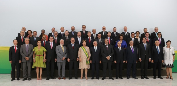 Dilma Rousseff é acompanhada de seus 39 ministros em foto oficial durante a posse - Alan Marques/Folhapress