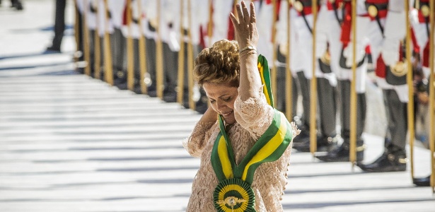 Falta de interesse da oposição e de provas de envolvimento de Dilma no escândalo da Petrobras são alguns dos motivos apontados pelos especialistas - Eduardo Anizelli/Folhapress