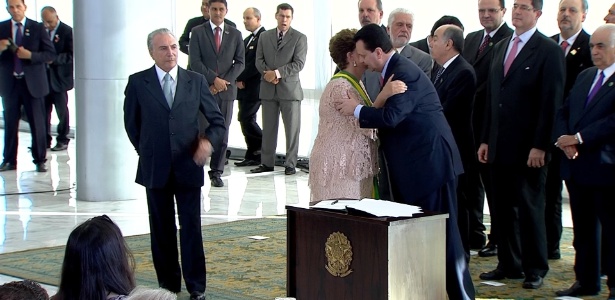 O ministro das Cidades, Gilberto Kassab, cumprimenta Dilma Rousseff ao ser empossado em cerimônia no Palácio do Planalto, em Brasília  - Reprodução