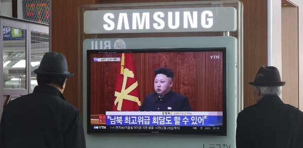 Sul-coreanos assistem pela TV a retransmissão de mensagem de fim de ano do ditador norte-coreano, Kim Jong-un, em Seul (Coreia do Sul); Kim afirmou sua disposição em se encontrar a líder sul-coreana Park Geun-hye - Yonhap/Reuters