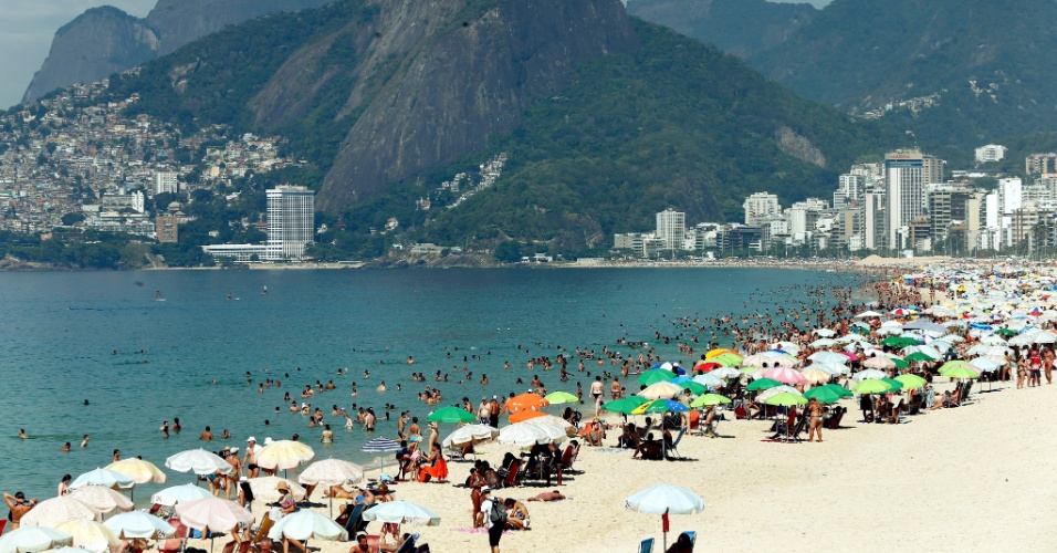 2.jan.2015 - Banhistas aproveitam o sol na praia de Ipanema, na zona sul do Rio de Janeiro, nesta sexta-feira (2). Às 10h desta sexta-feira (2), quem estava em Guaratiba, na zona oeste do Rio de Janeiro, sofreu com o calor. Foram registrados 37,1 °C, com sensação térmica de 47°C. A cidade completa hoje sete dias de temperaturas acima de 38°C. Em Irajá, foram registrados 41,1ºC às 13h15
