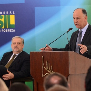 O ex-ministro das Relações Institucionais Ricardo Berzoini (esq.) na posse do novo ministro da pasta, Pepe Vargas - Wilson Dias - 2.jan.2015 /Agência Brasil