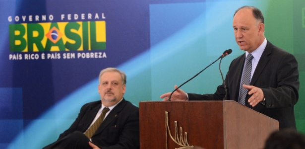 O ex-ministro da Secretaria de Relações Institucionais Ricardo Berzoini (esq.) assiste ao discurso do novo titular, Pepe Vargas (dir.) - Wilson Dias/Agência Brasil