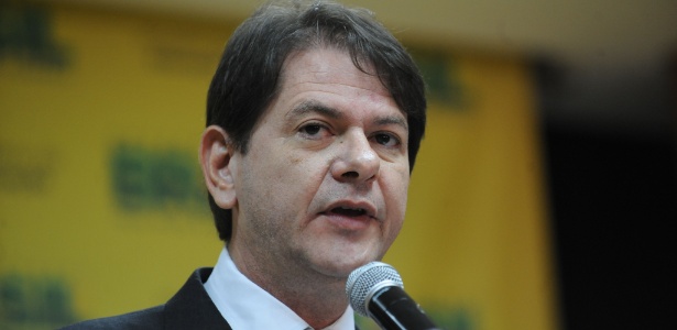 2.jan.2015 - O novo ministro da Educação, Cid Gomes, recebe o cargo de seu antecessor, Henrique Paim, em solenidade no ministério - Elza Fiúza/Agência Brasil