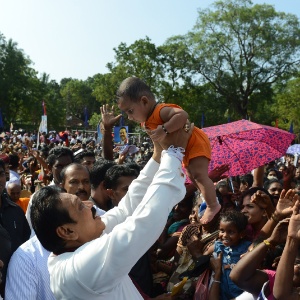 2.jan.2015 - O presidente do Sri Lanka Mahinda Rajapakse segura um bebê durante comício na cidade de Vavuniya, no norte do país. Ele chamou a minoria Tamils para apoiá-lo no dia 8 de janeiro, quando ocorrem eleições no Sri Lanka - Lakruwan Wanniarach/AFP
