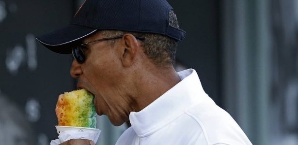 2.jan.2015 - O presidente dos Estados Unidos, Barack Obama, toma uma raspadinha na ilha Snow, em Kailua, no Havaí; ele emitiu de lá as sanções contra a Coreia do Norte - Gary Cameron/Reuters