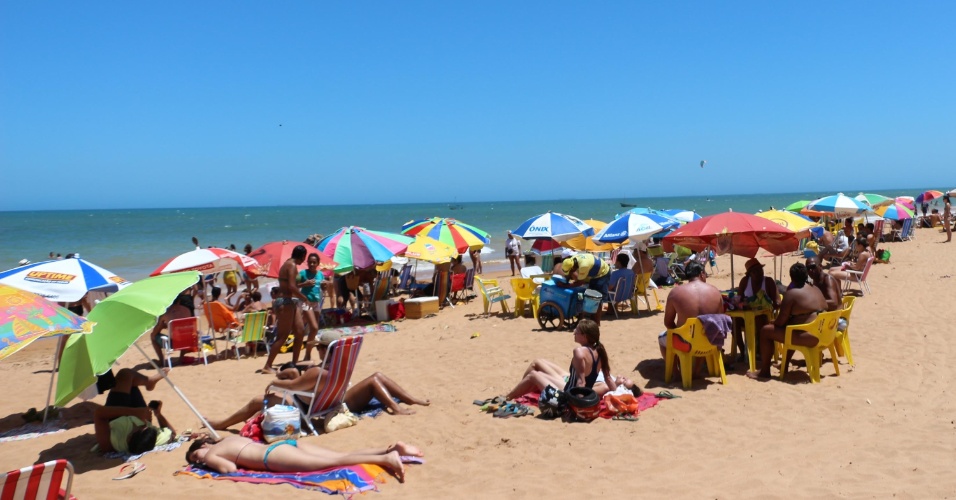 2.jan.2015 Banhistas aproveitam o dia de Sol na praia de Manguinhos, no município da Serra, na região metropolitana de grande Vitória, no Espírito Santo, nesta sexta-feira (2)