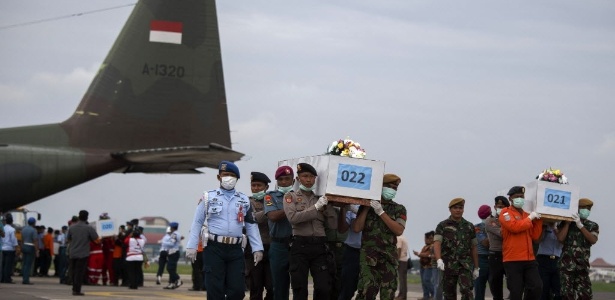 Militares indonésios transportam caixões com os restos mortais de passageiros a bordo do voo QZ8501 AirAsia - Athit Perawongmetha/Reuters