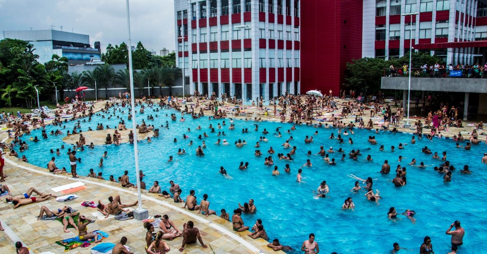 3.jan.2015 - A piscina externa do Sesc Belenzinho, na zona leste da capital paulista, ficou cheia neste sábado (3). Os termômetros de São Paulo podem marcar até 29°C hoje
