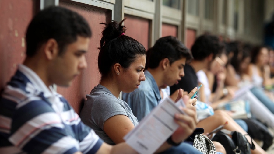 Foto de arquivo mostra candidatos estudando em frente ao prédio da Engenharia Civil da Escola Politécnica da USP (Universidade de São Paulo)