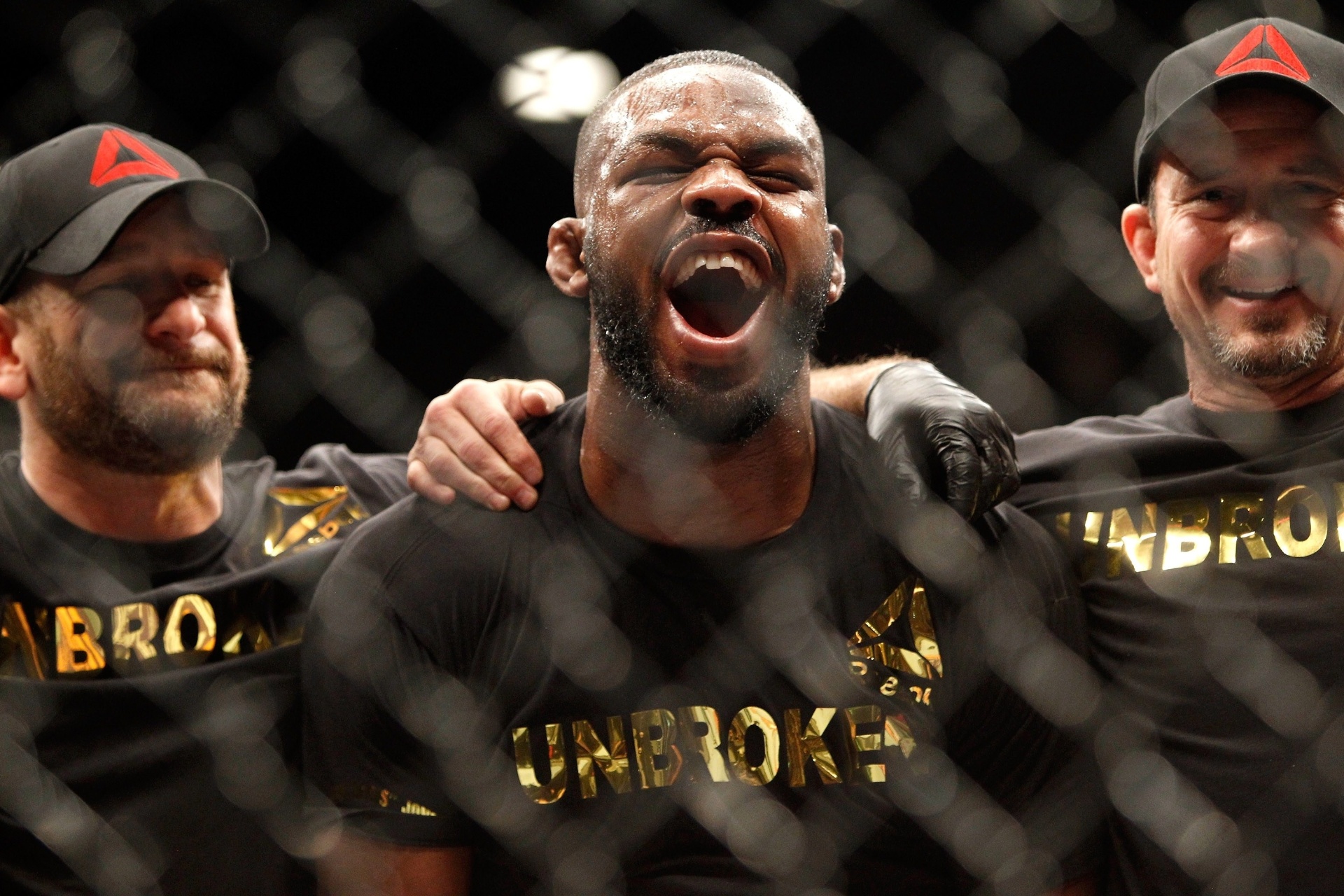 4.jan.2015 - O atual campeão na categoria meio-médios do UFC, Jon Jones, defendeu o cinturão na madrugada deste domingo (4), em Las Vegas, contra Daniel Cormier. Jones venceu o desafiante por pontos, em uma luta cheia de provocações - Steve Marcus/Getty Images/AFP