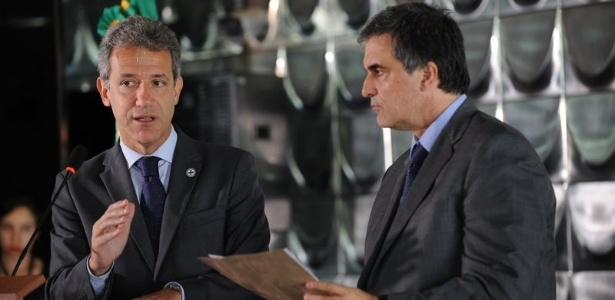 O ministro da Saúde, Arthur Chioro, e o ministro da Justiça, José Eduardo Cardozo, anunciam medidas contra fraudes na comercialização de próteses  - Elza Fiuza/Agência Brasil