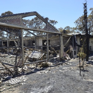 Residência ficou totalmente destruída depois de um incêndio na região de Adelaide, no sul da Austrália - David Mariuz/Efe