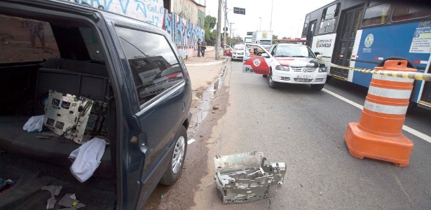 Quadrilha abandonou carro com cofre na marginal do Tietê - Mario Ângelo/Sigmapress/Estadão Conteúdo  