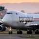 5.jan.2015 - O avião de carga Cargolux Boeing 747 aterrissa no aeroporto de Payerne, na Suiça, nesta segunda-feira (5). A aeronave vai levar a aeronave Solar Impulse 2, movida a energia solar, a Abu Dhabi, nos Emirados Árabes Unidos, onde a tentativa de voar ao redor do mundo em etapas usando apenas a energia solar terá início em março 2015 - Fabrice Coffrini/AFP