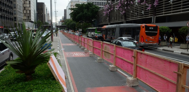 Começou nesta segunda-feira (5) a construção da ciclovia da avenida Paulista - J Duran Machfee/Estadão Conteúdo
